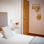Mina Nai, Vakantiehuis *